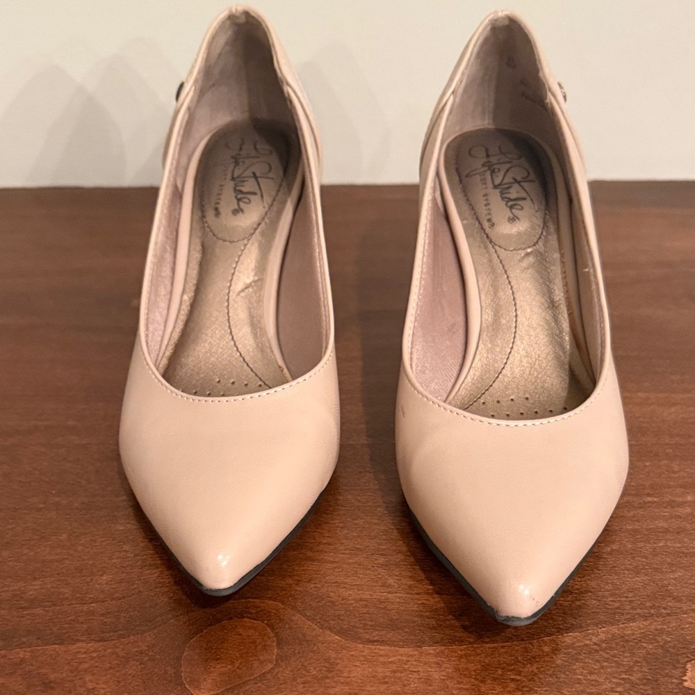Life Stride Nude Pointed Toe Heels